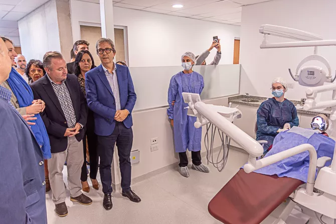 2023-04-25 Inauguración Aulas clínicas Fac de Odontología 02 interiores-6