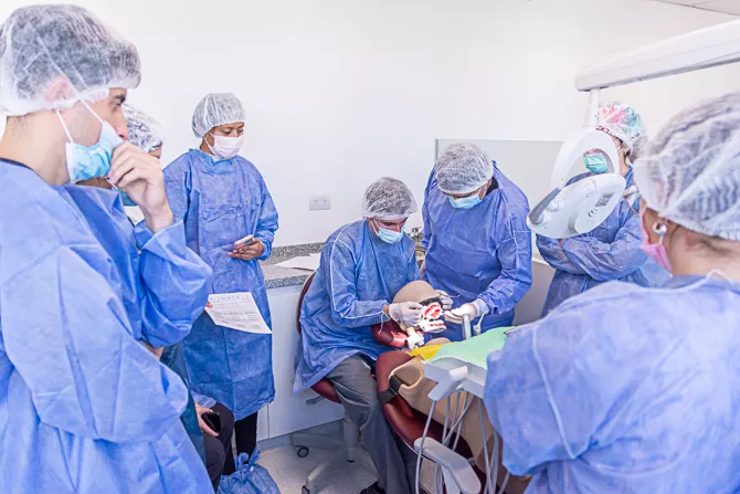 2023-04-25 Inauguración Aulas clínicas Fac de Odontología 02 interiores-10