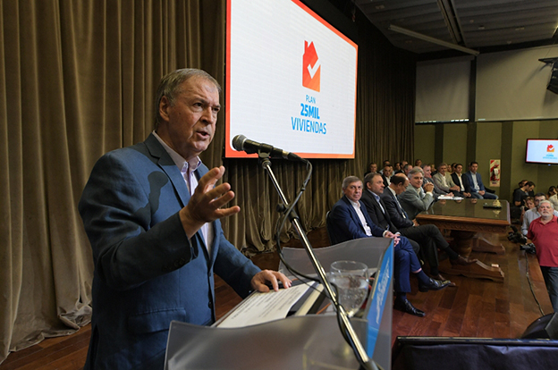Schiaretti-presidió-lanzamiento-programa-25.000-viviendas-4