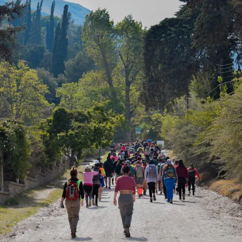 002-Gente-caminando-hacia-el-cerro-1-2