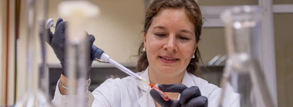 2023-12-14-Premio-Loreal-Monica-Garcia-03-fajas-3