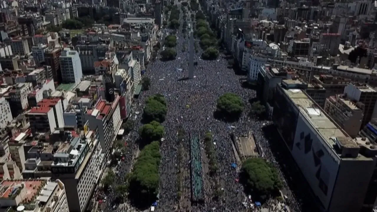 cnne-1317246-la-scaloneta-regreso-a-argentina-y-las-calles-se-inundaron-de-gente
